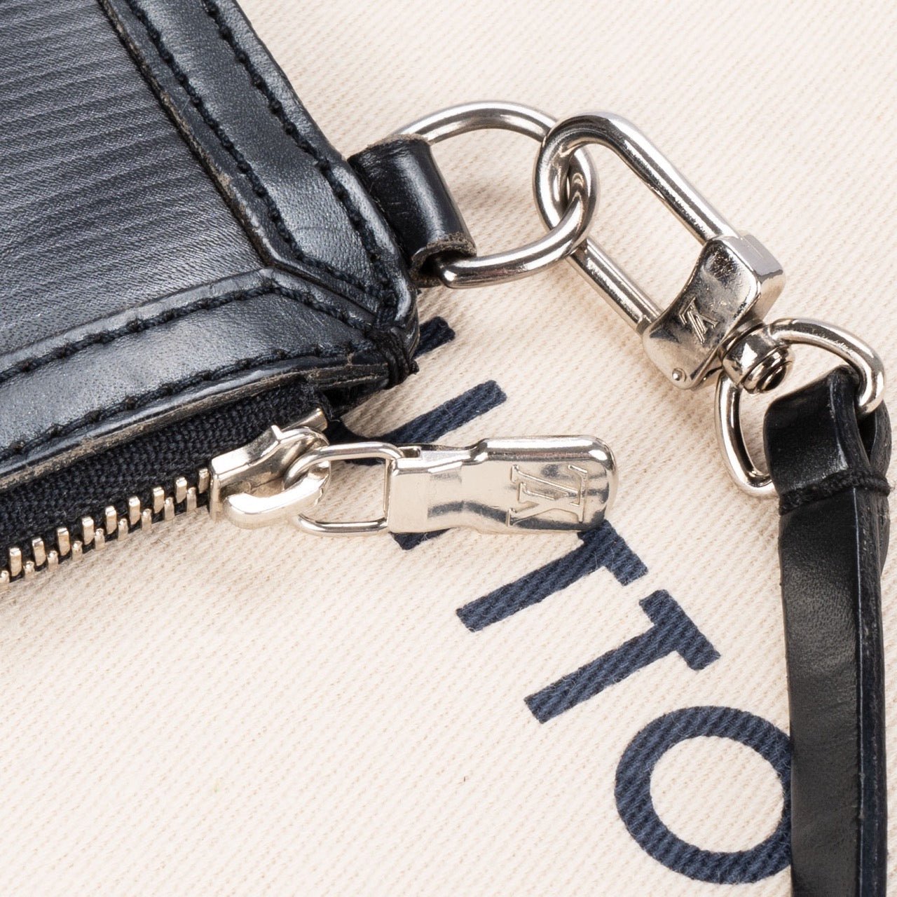 Louis Vuitton Louis Vuitton Epi Stretch Pochette Accessoire Zwart