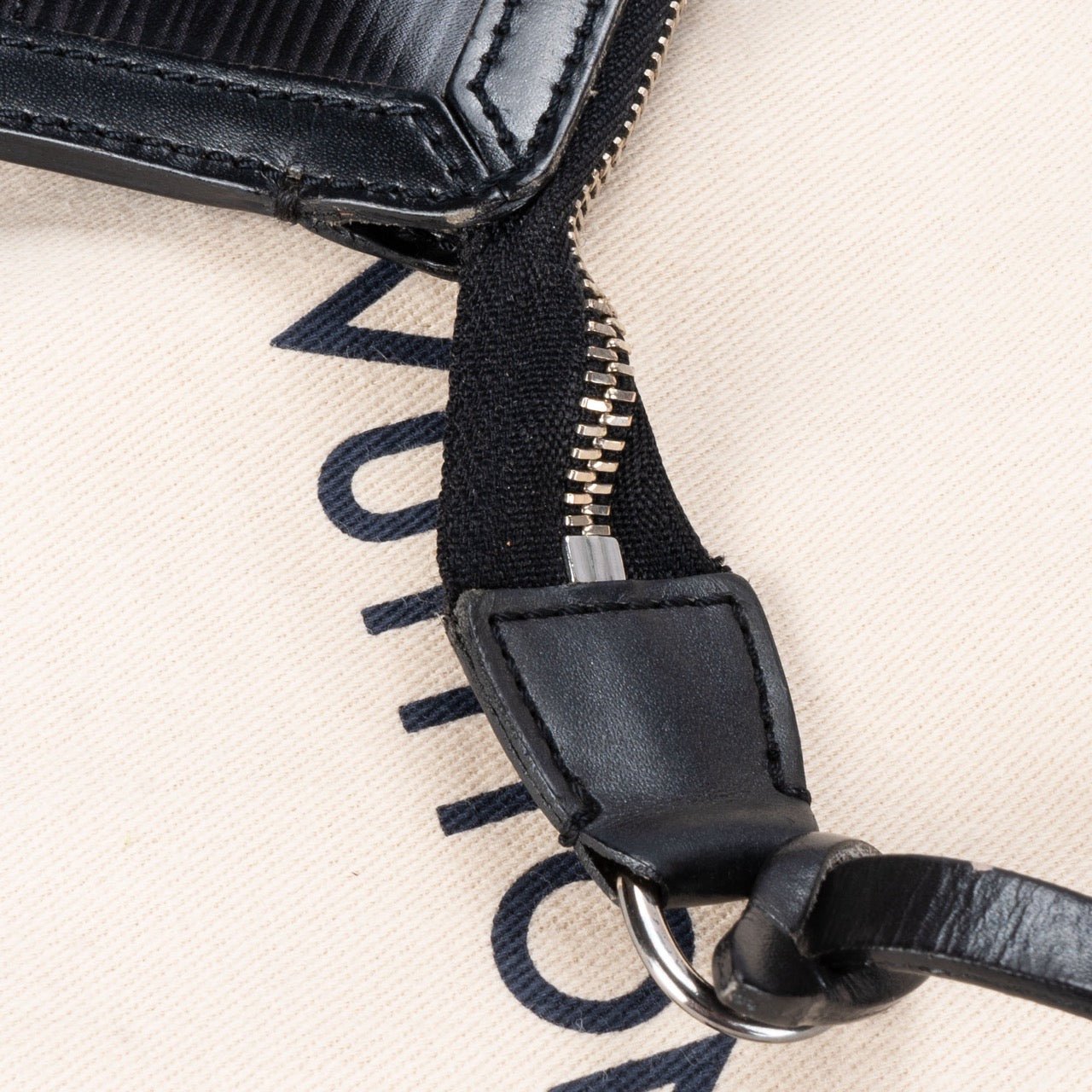 Louis Vuitton Louis Vuitton Epi Stretch Pochette Accessoire Zwart