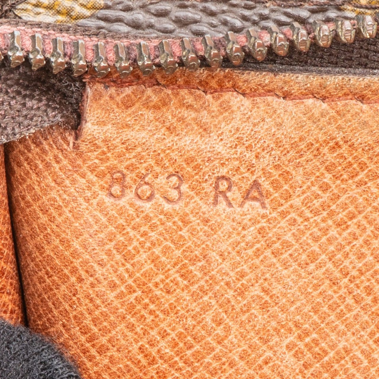 Louis Vuitton Louis Vuitton Monogram Canvas Pochette Cosmétique Clutch Bruin