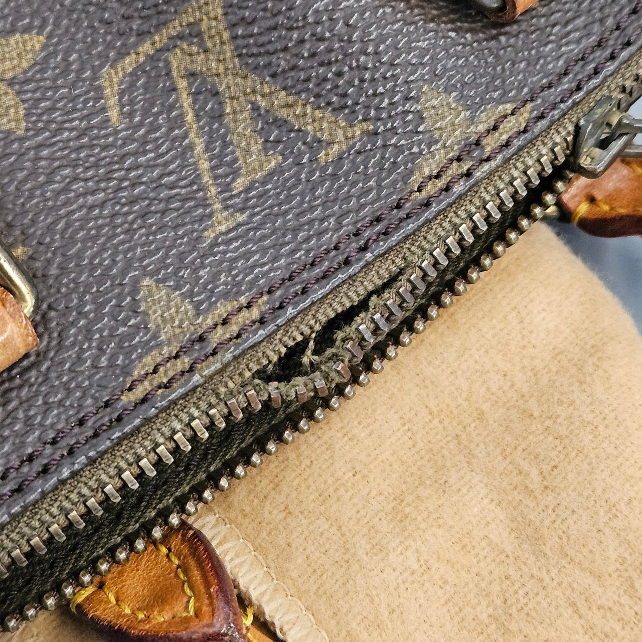 Louis Vuitton Louis Vuitton Monogram Canvas Mini Speedy Crossbody Handbag Bruin