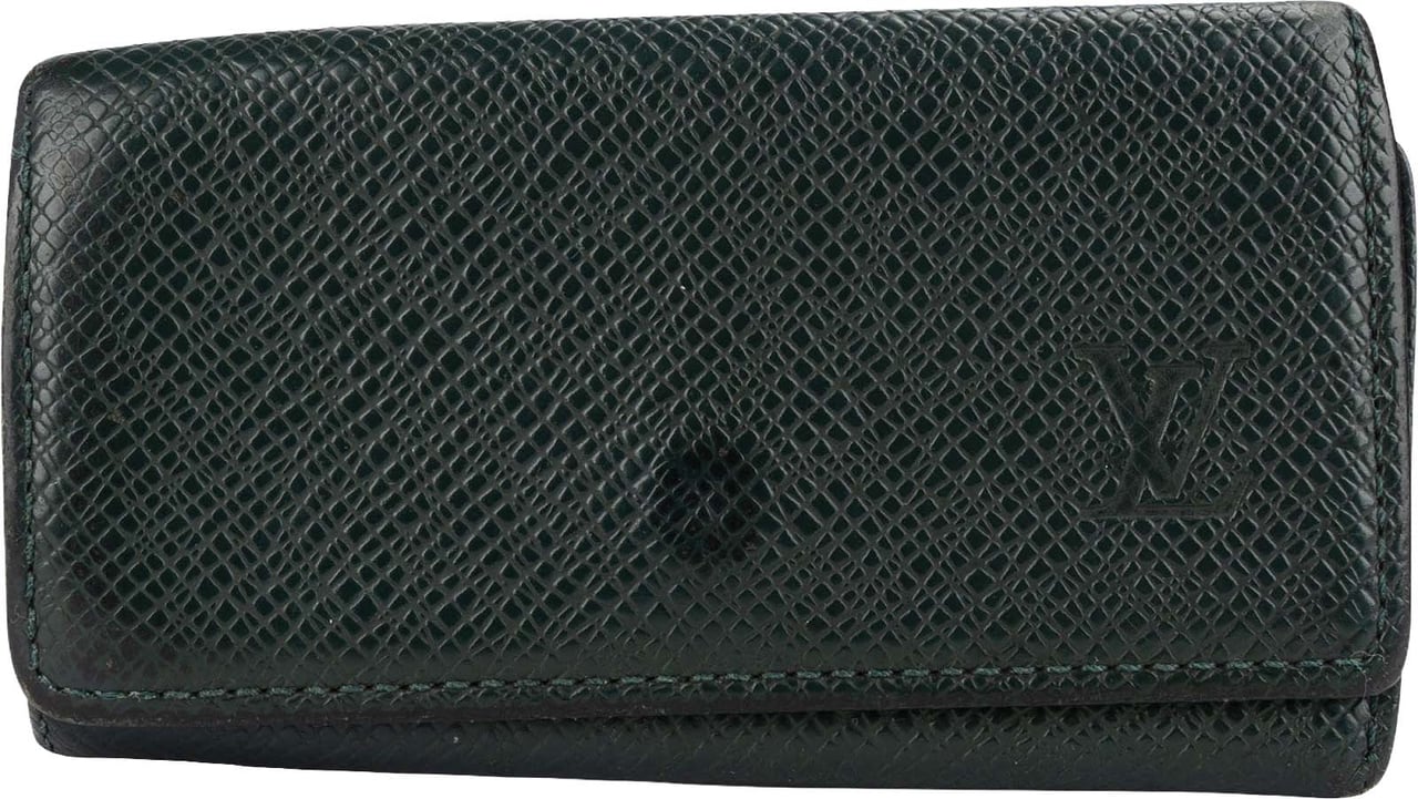 Louis Vuitton Louis Vuitton Green Taiga Leather Key Holder Groen
