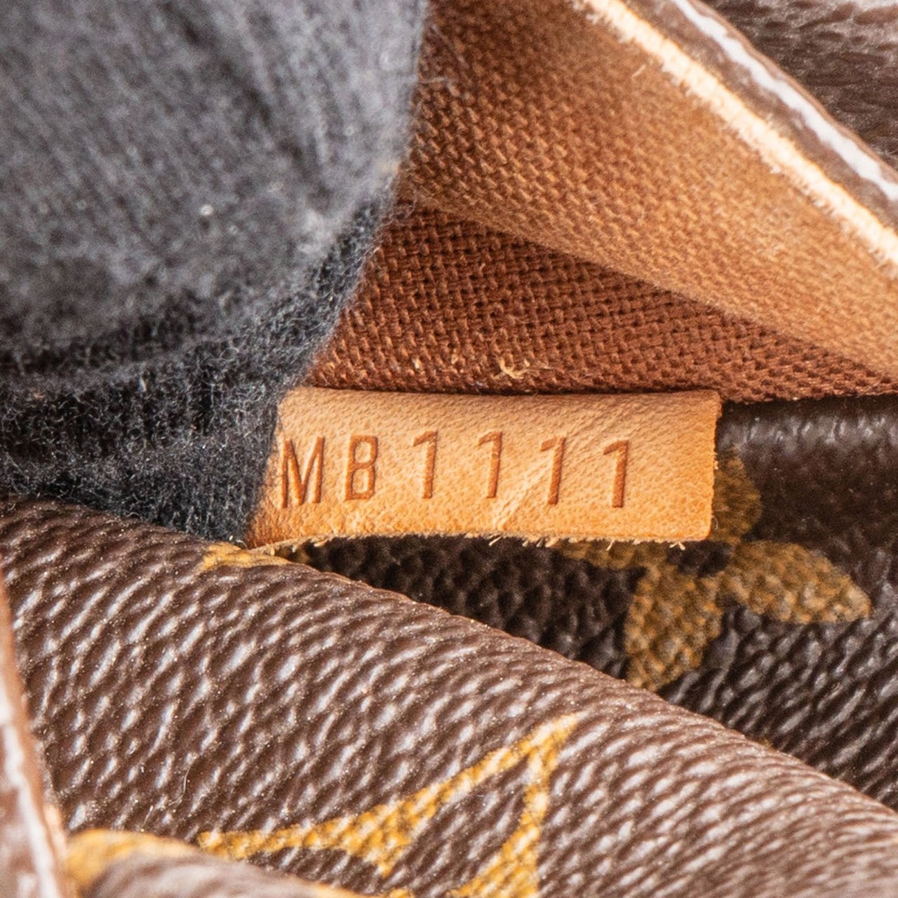 Louis Vuitton Louis Vuitton Monogram Canvas Totally MM Shoulder Bag Bruin