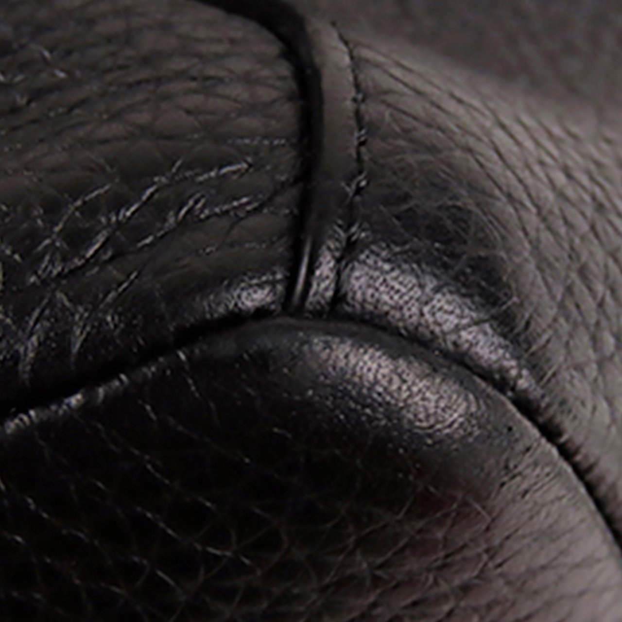 Louis Vuitton Taurillon Armand LV Circle Zwart