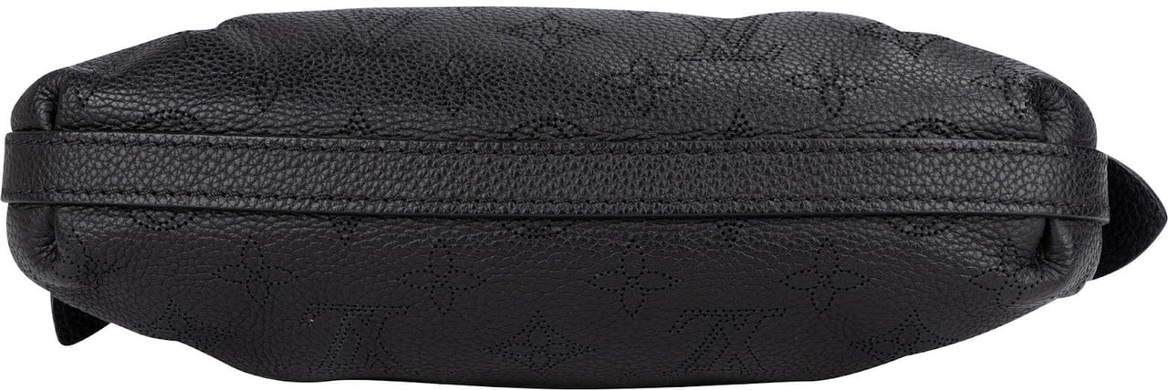 Louis Vuitton Leather Monogram Mahina Scale Pouch Crossbody Bag Zwart