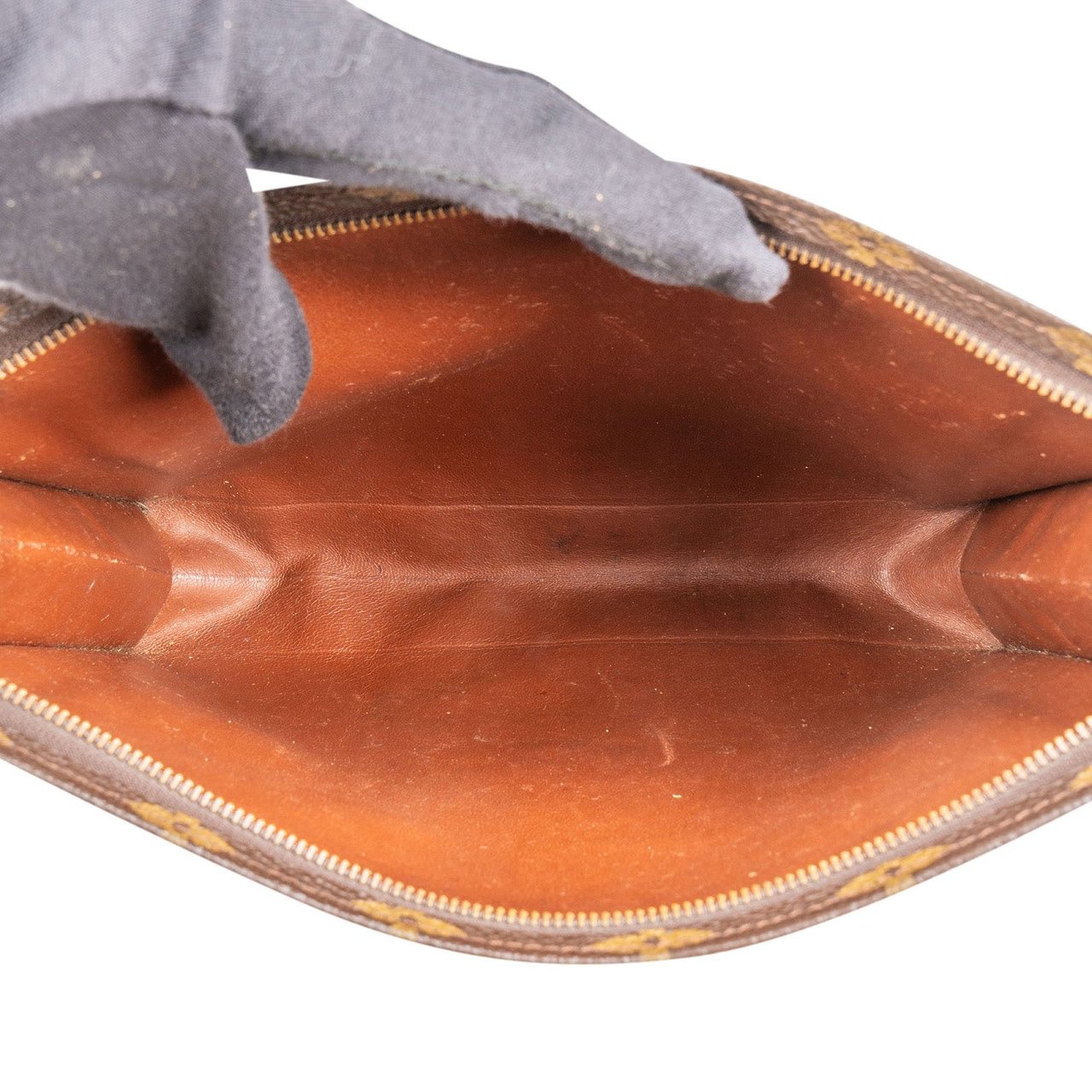 Louis Vuitton Monogram Canvas Poche Toilette 26 Clutch Bruin