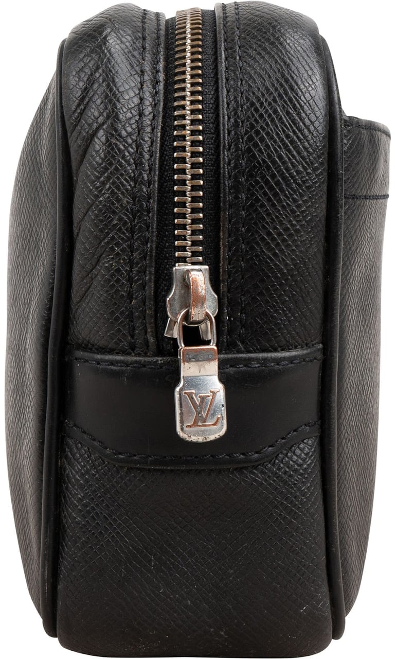 Louis Vuitton Noir Taiga Leather Kasai Clutch Zwart