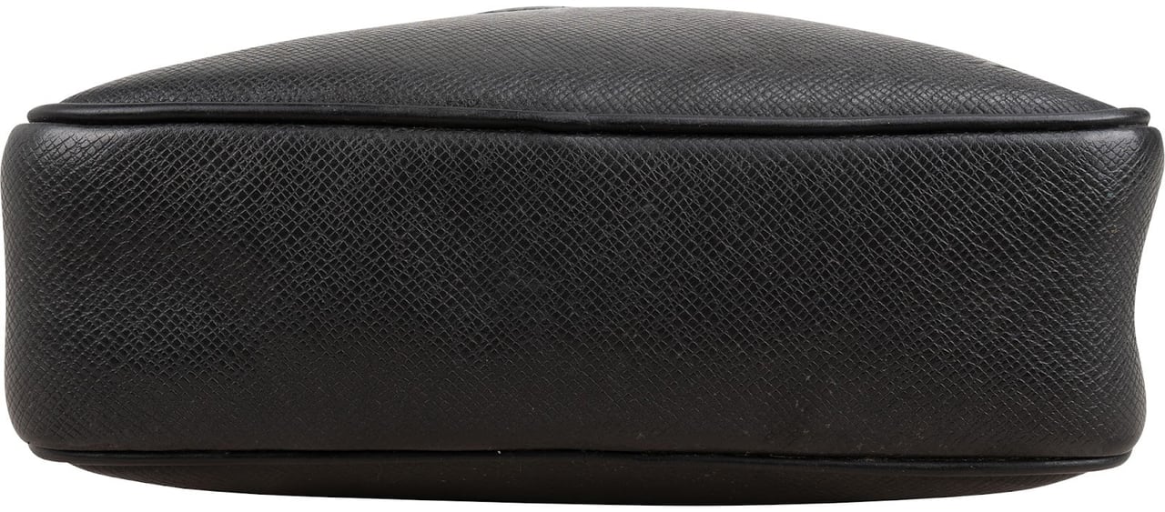 Louis Vuitton Noir Taiga Leather Kasai Clutch Zwart