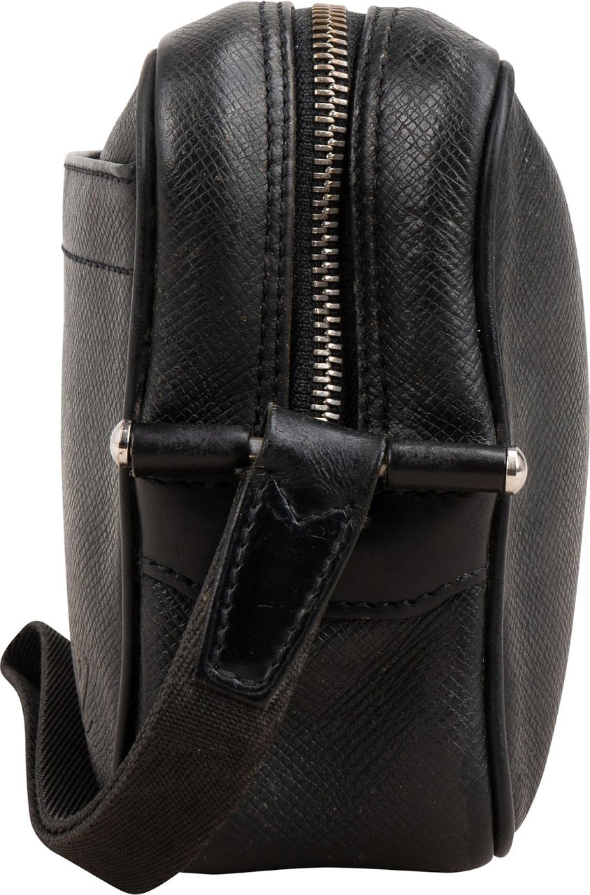 Louis Vuitton Noir Taiga Leather Kasai Clutch Zwart