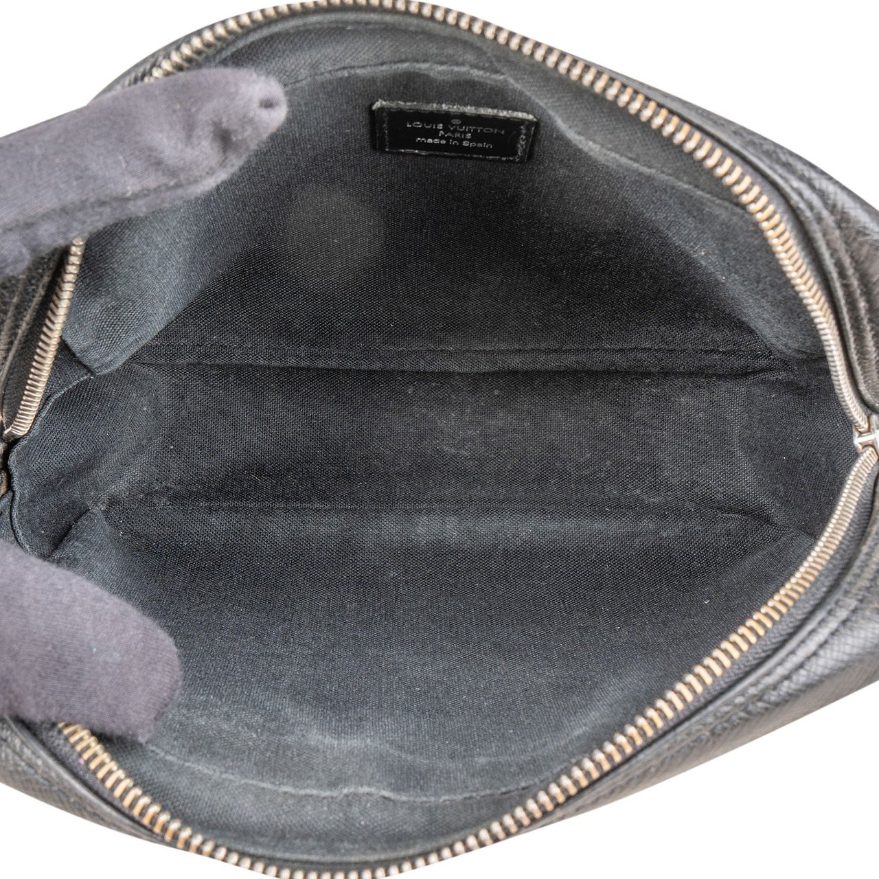 Louis Vuitton Noir Taiga Leather Kasai Clutch Zwart