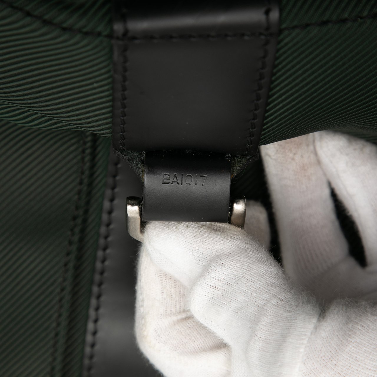 Louis Vuitton Taiga Sac Gibeciere Zwart