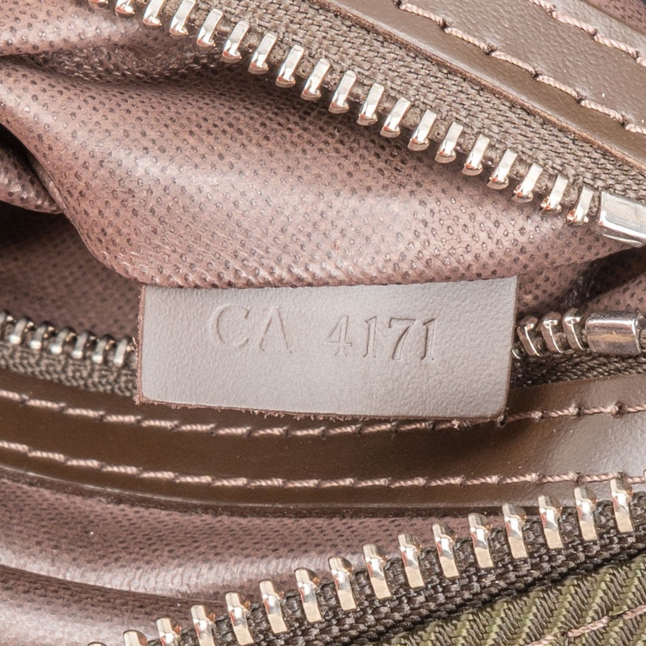 Louis Vuitton Cotton Taiga Leather Trousse De Toilette GM Bag Bruin