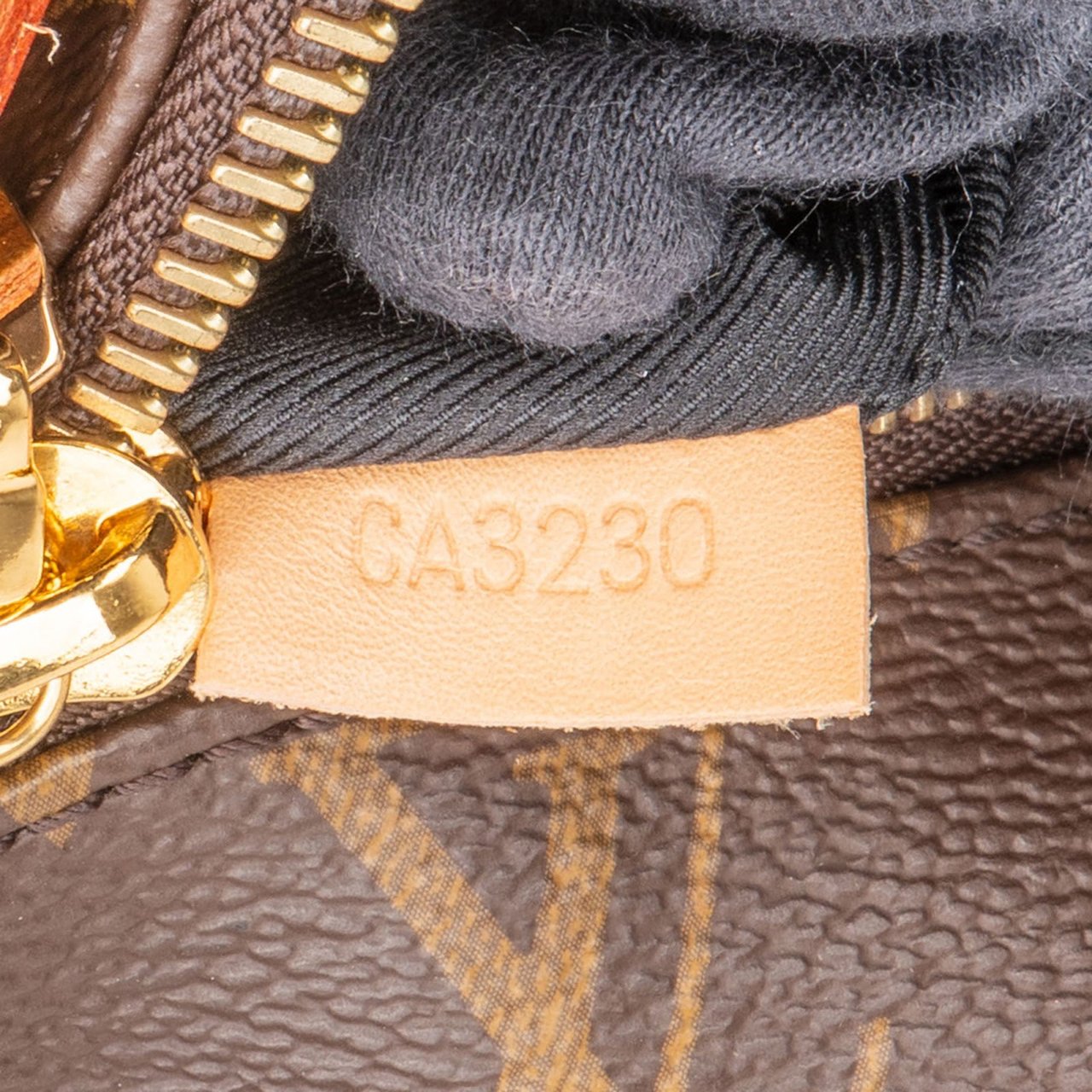 Louis Vuitton Monogram Canvas Crossbody Bag Bumbag Bruin