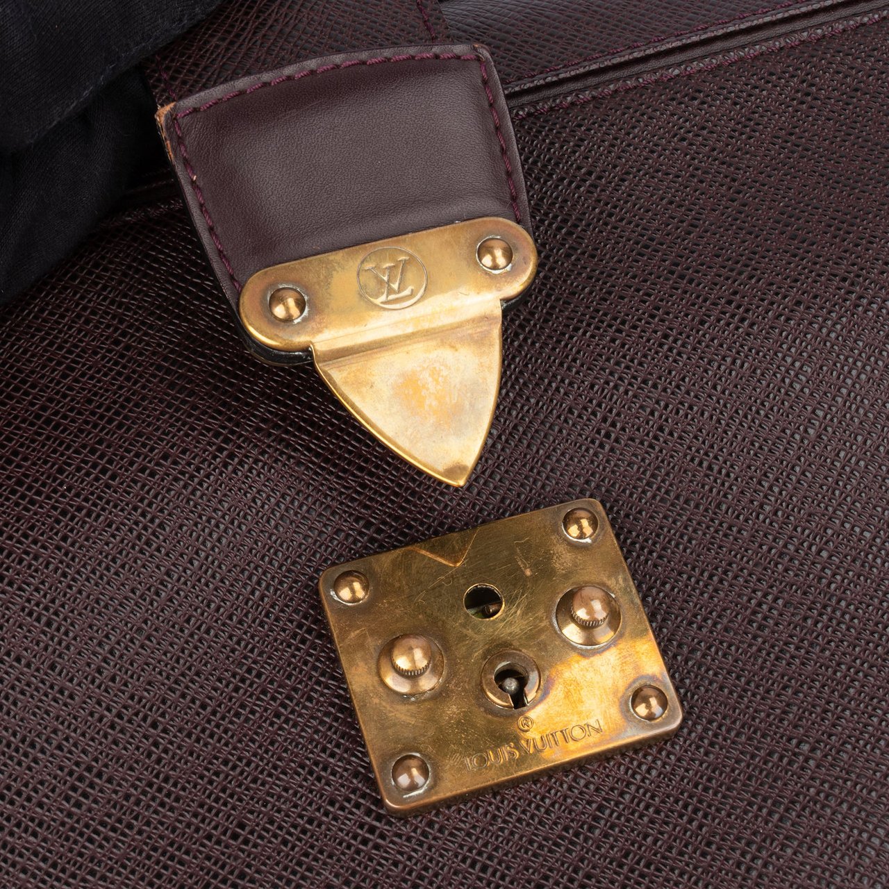 Louis Vuitton Taiga Leather Pilot Oural Business Handbag Paars