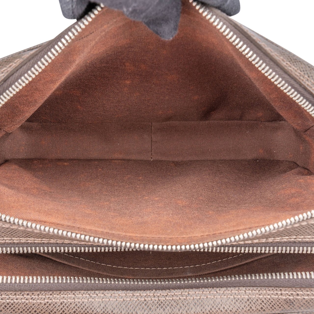 Louis Vuitton Louis Vuitton Brown Taiga Leather Pavel Clutch Bruin