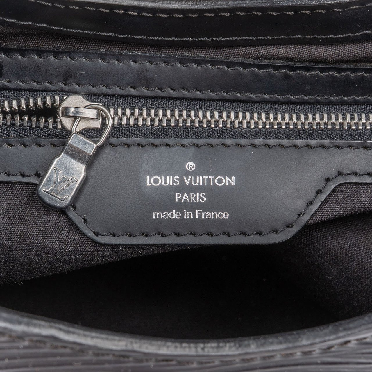 Louis Vuitton Noir Epi Leather Montaigne BB Handbag Zwart