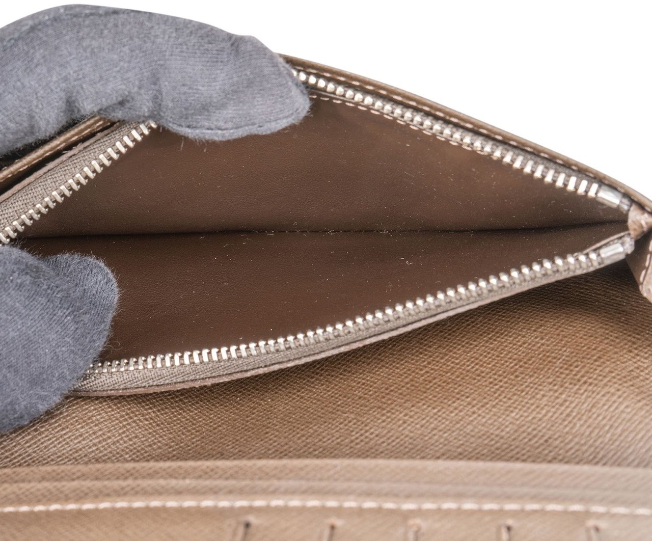Louis Vuitton Brun Taiga Leather Brazza Wallet Bruin