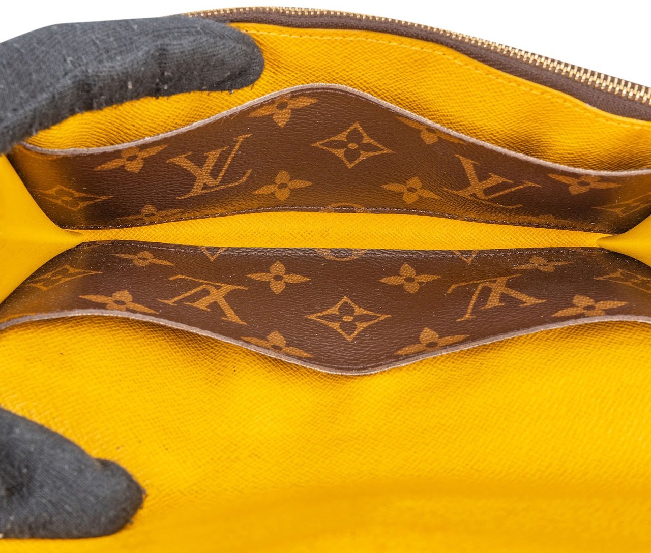 Louis Vuitton Monogram Canvas Emilie Wallet Bruin