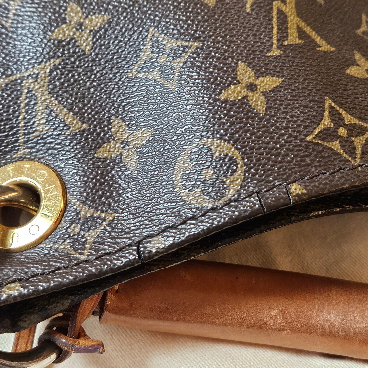 Louis Vuitton Louis Vuitton Canvas Monogram Artsy MM Handbag Bruin