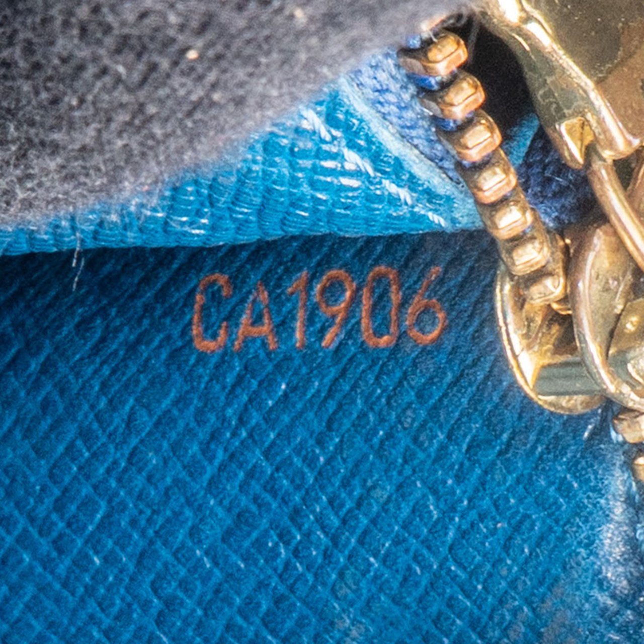 Louis Vuitton Louis Vuitton Bleu Epi Leather Sarah Wallet Divers