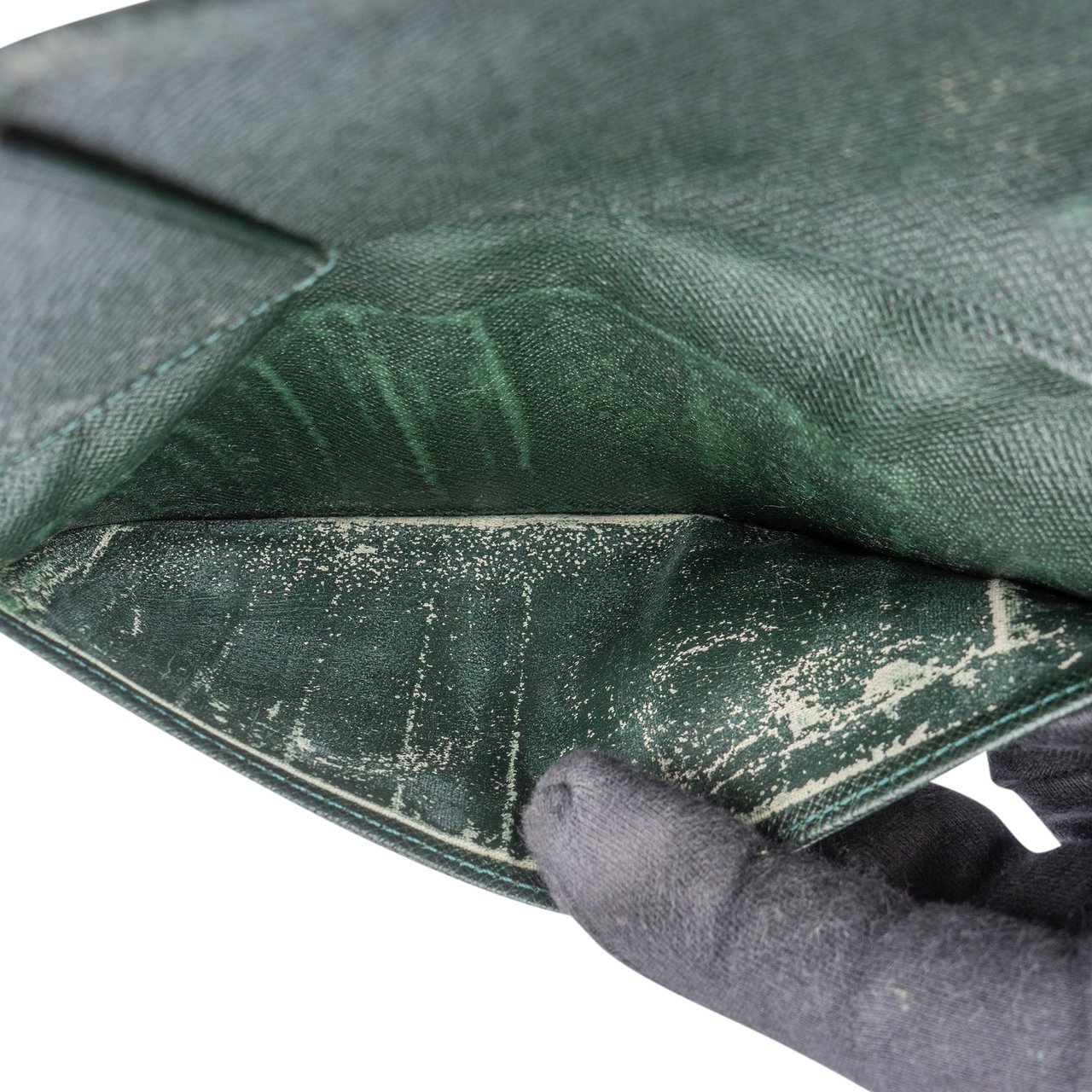 Louis Vuitton Louis Vuitton Green Taiga Leather Portfolio Groen