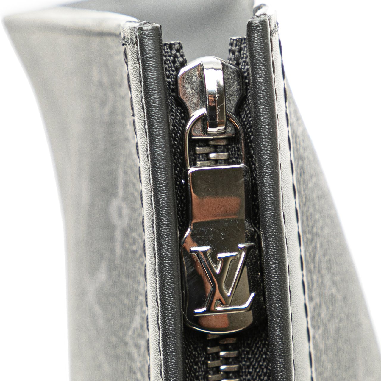 Louis Vuitton Monogram Eclipse Pochette Voyage MM Zwart