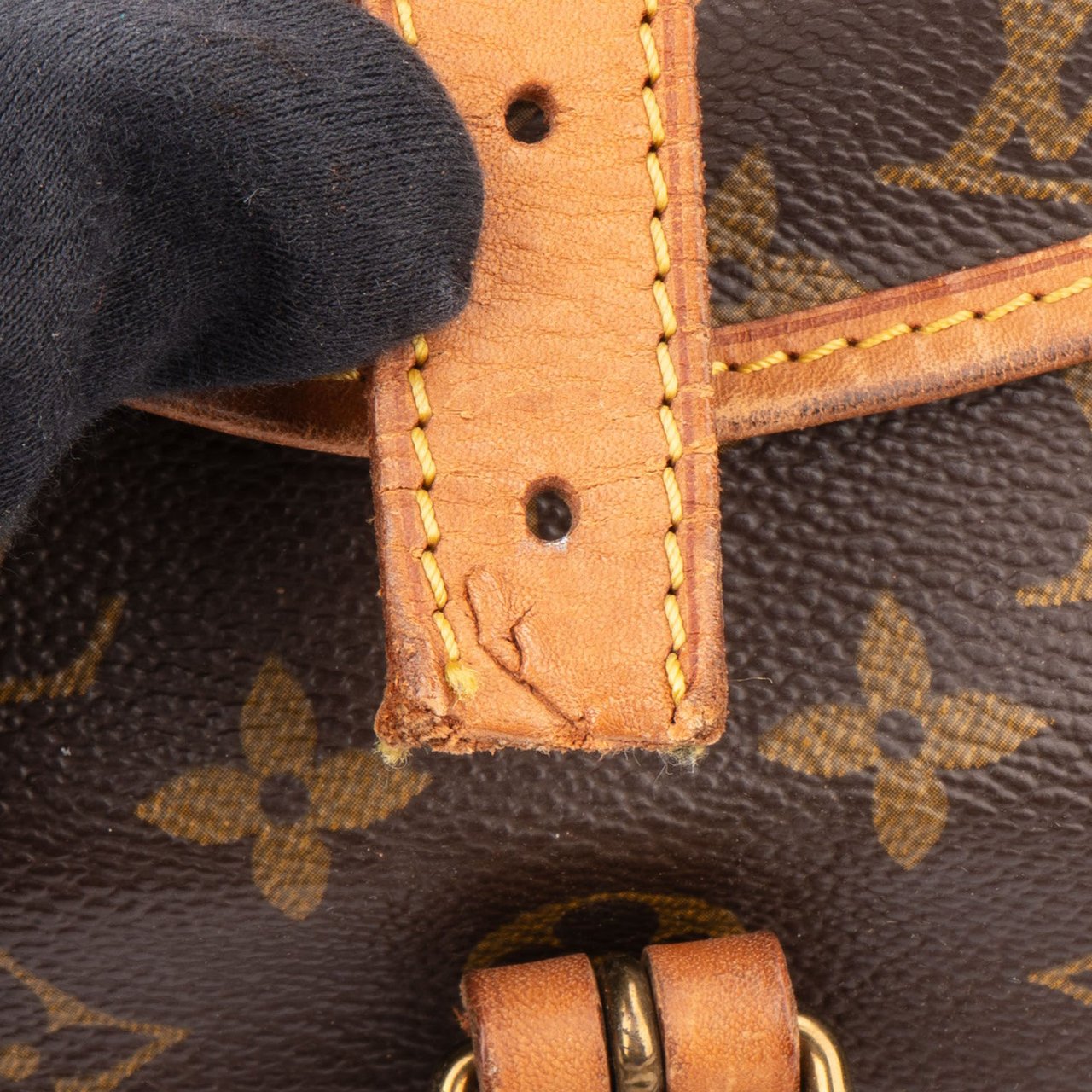 Louis Vuitton Louis Vuitton Canvas Monogram Saumur 30 Crossbody Bag Bruin