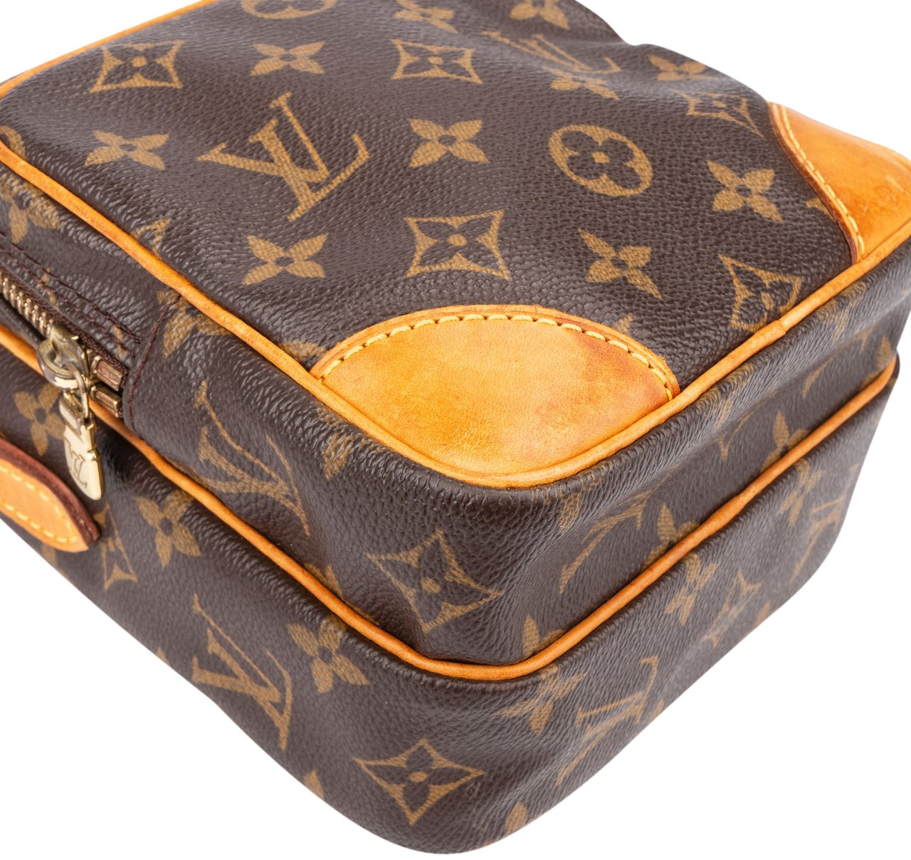 Louis Vuitton Louis Vuitton Canvas Monogram Amazone Crossbody Bag Bruin