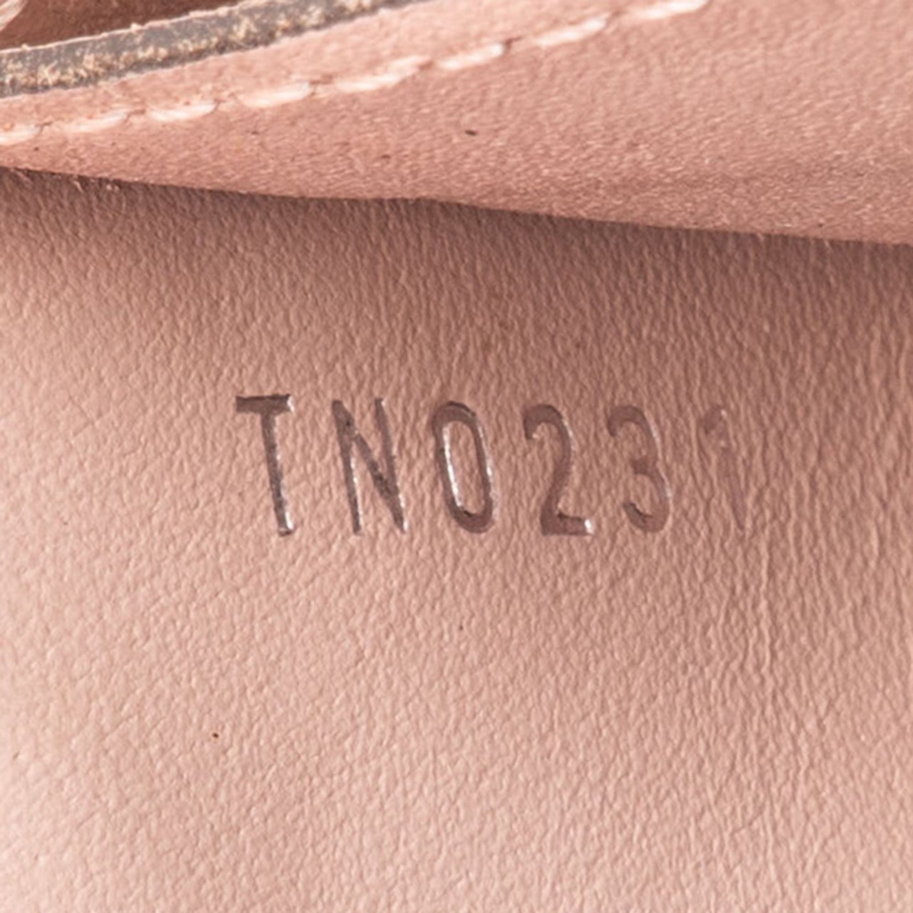 Louis Vuitton Louis Vuitton Pink Leather Mahina Wallet Roze