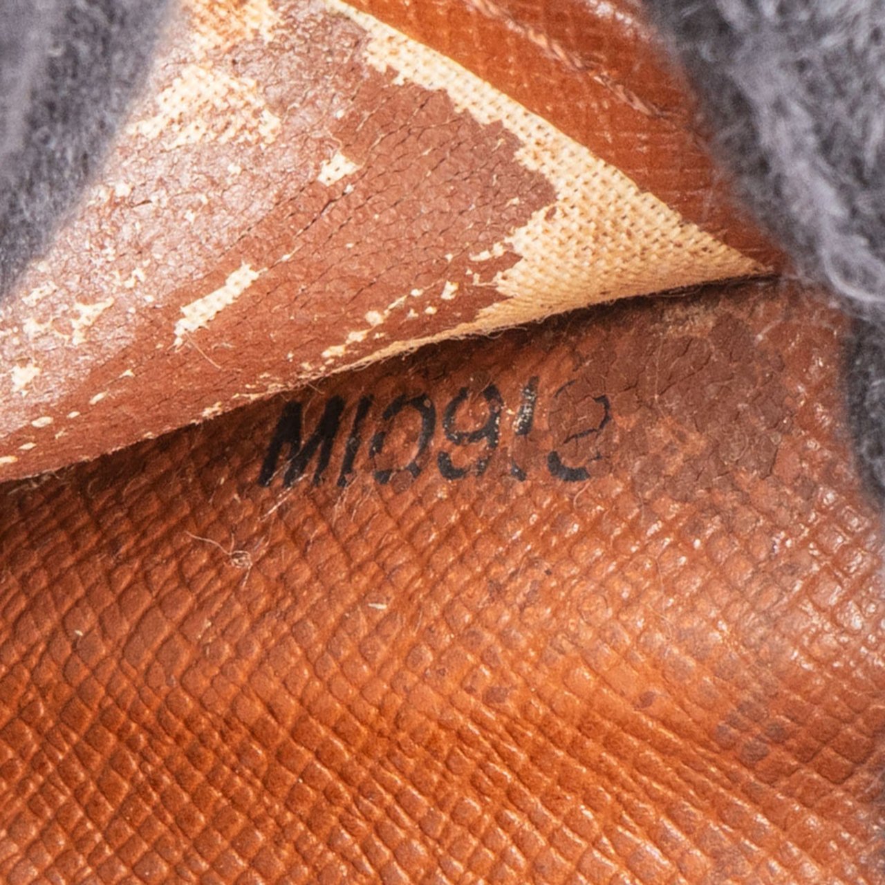 Louis Vuitton Louis Vuitton Canvas Monogram Clip Wallet Bruin