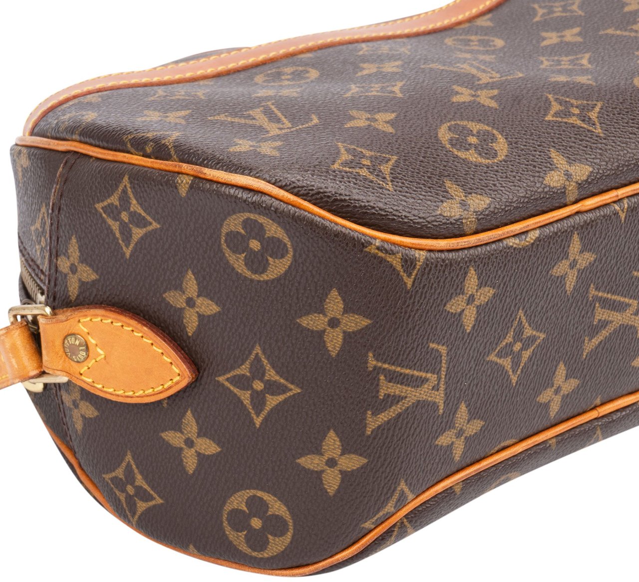 Louis Vuitton Louis Vuitton Canvas Monogram Blois Crossbody Bag Bruin