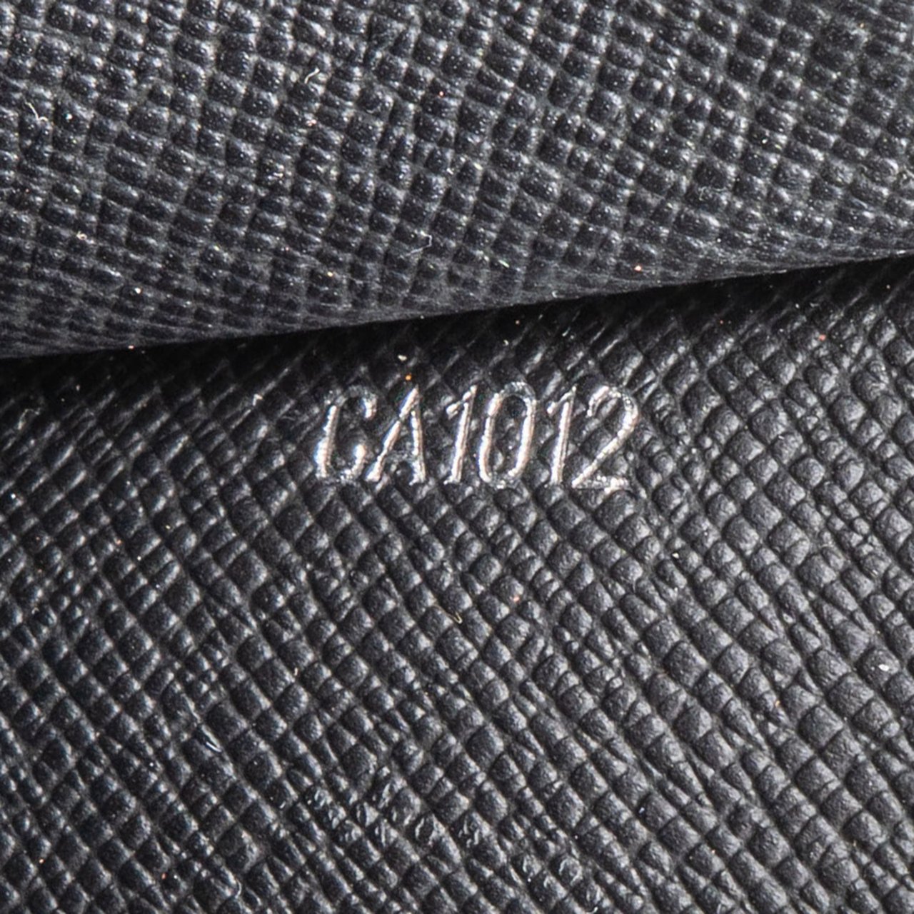 Louis Vuitton Louis Vuitton Taiga Leather Seelanga Clutch Zwart