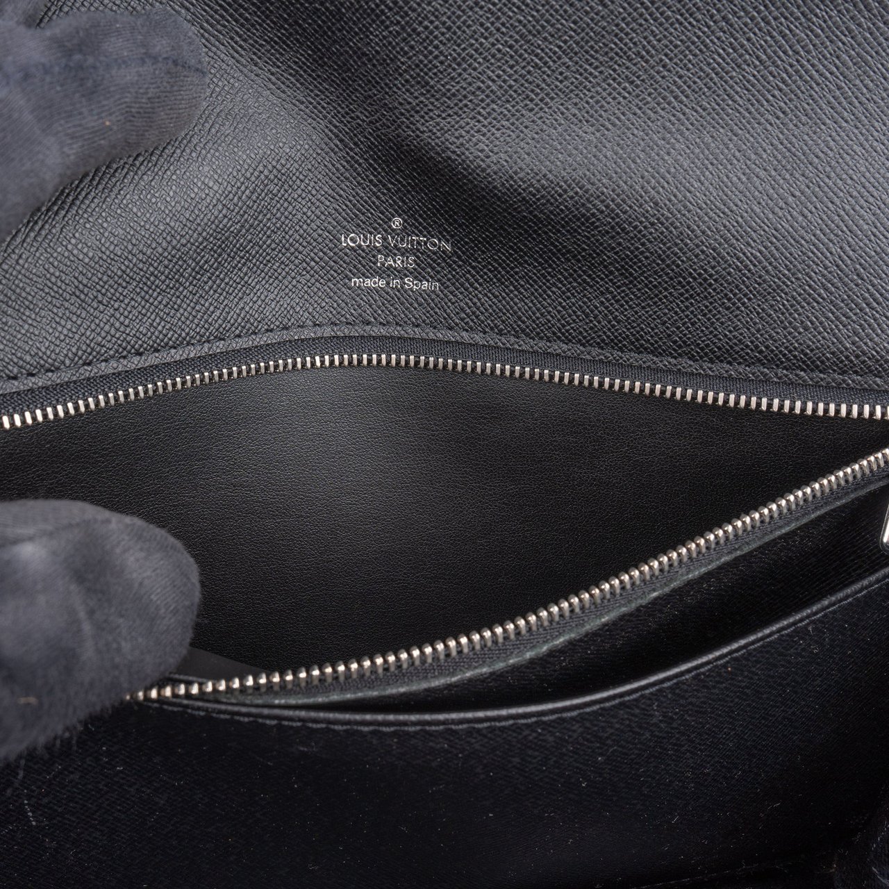 Louis Vuitton Louis Vuitton Taiga Leather Seelanga Clutch Zwart
