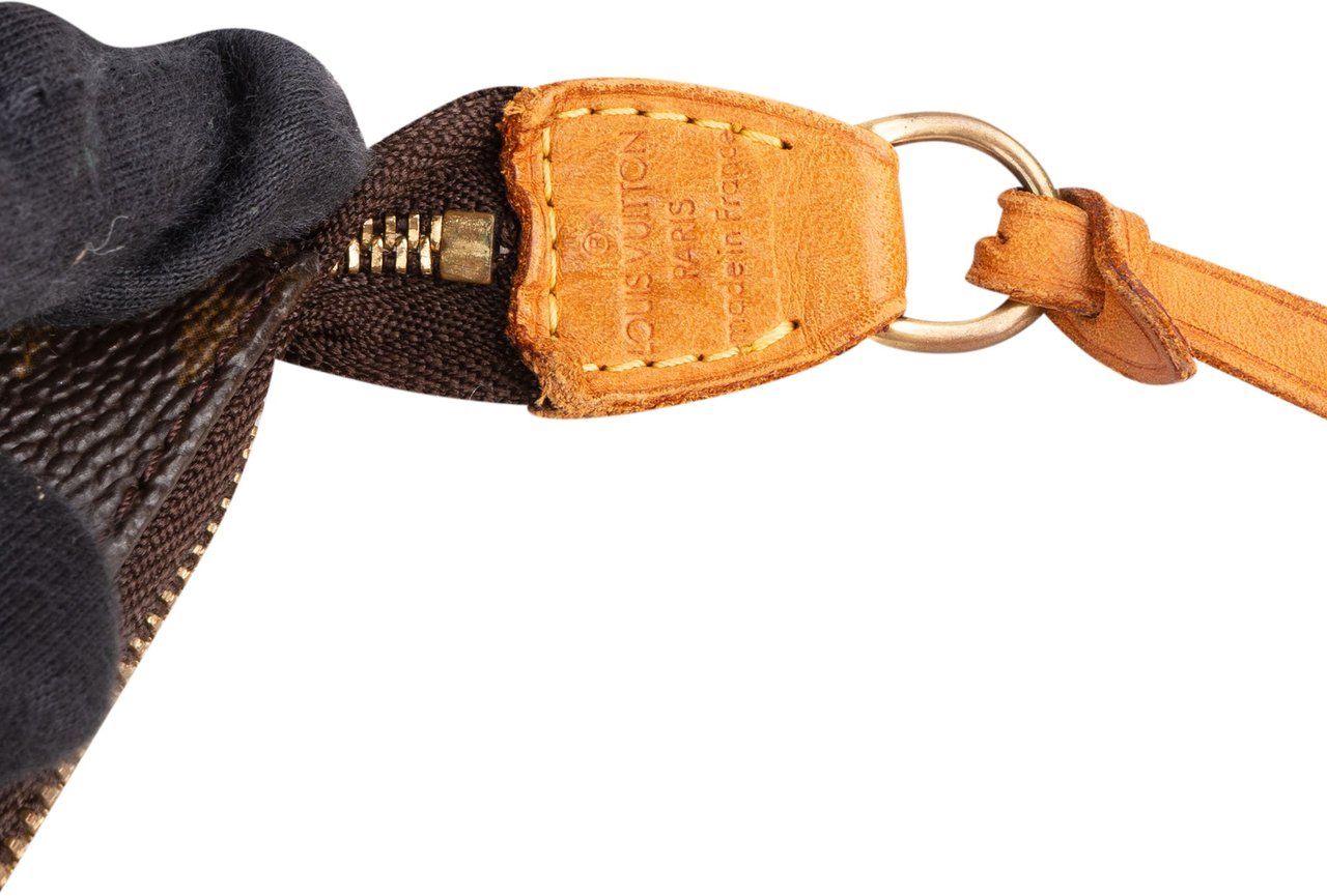 Louis Vuitton Louis Vuitton Canvas Monogram Pochette Accessoire Handbag Bruin