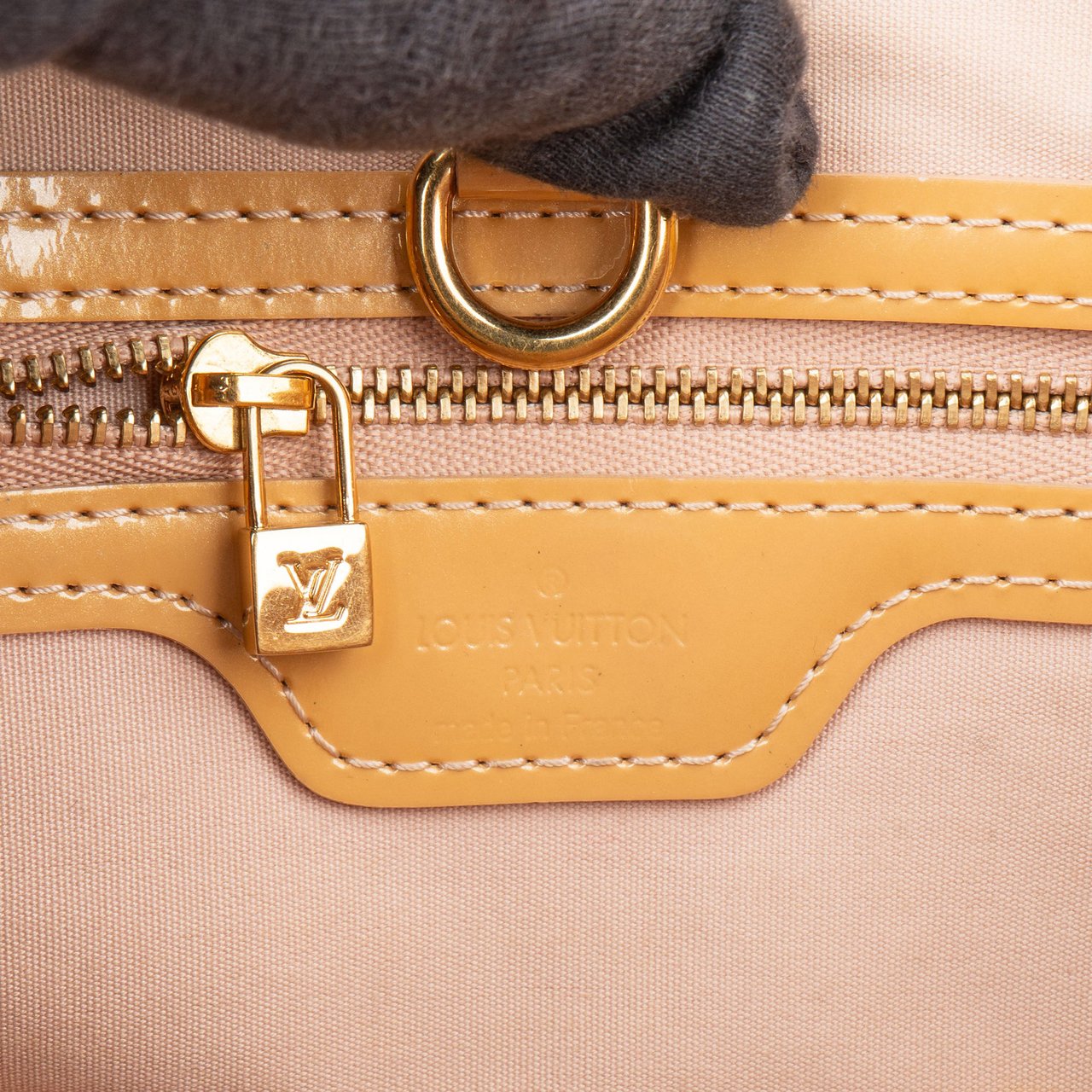 Louis Vuitton Louis Vuitton Vernis Monogram Wilshire Handbag Geel