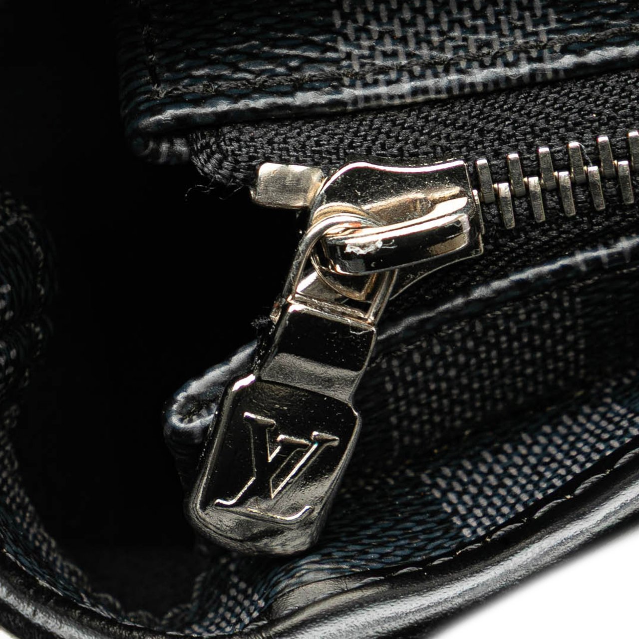 Louis Vuitton Damier Graphite Tadao PM Zwart