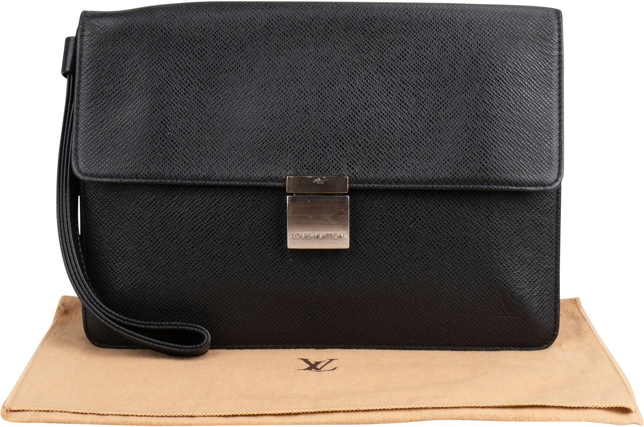 Louis Vuitton Louis Vuitton Taiga Leather Seelanga Clutch Zwart