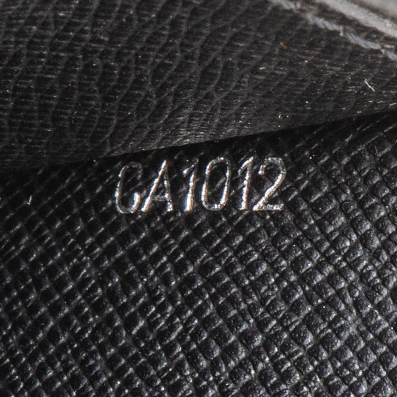 Louis Vuitton Louis Vuitton Taiga Leather Seelanga Clutch Zwart