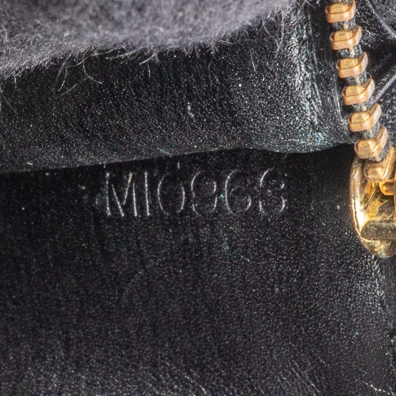 Louis Vuitton Louis Vuitton Noir Epi Leather Sarah Wallet Zwart