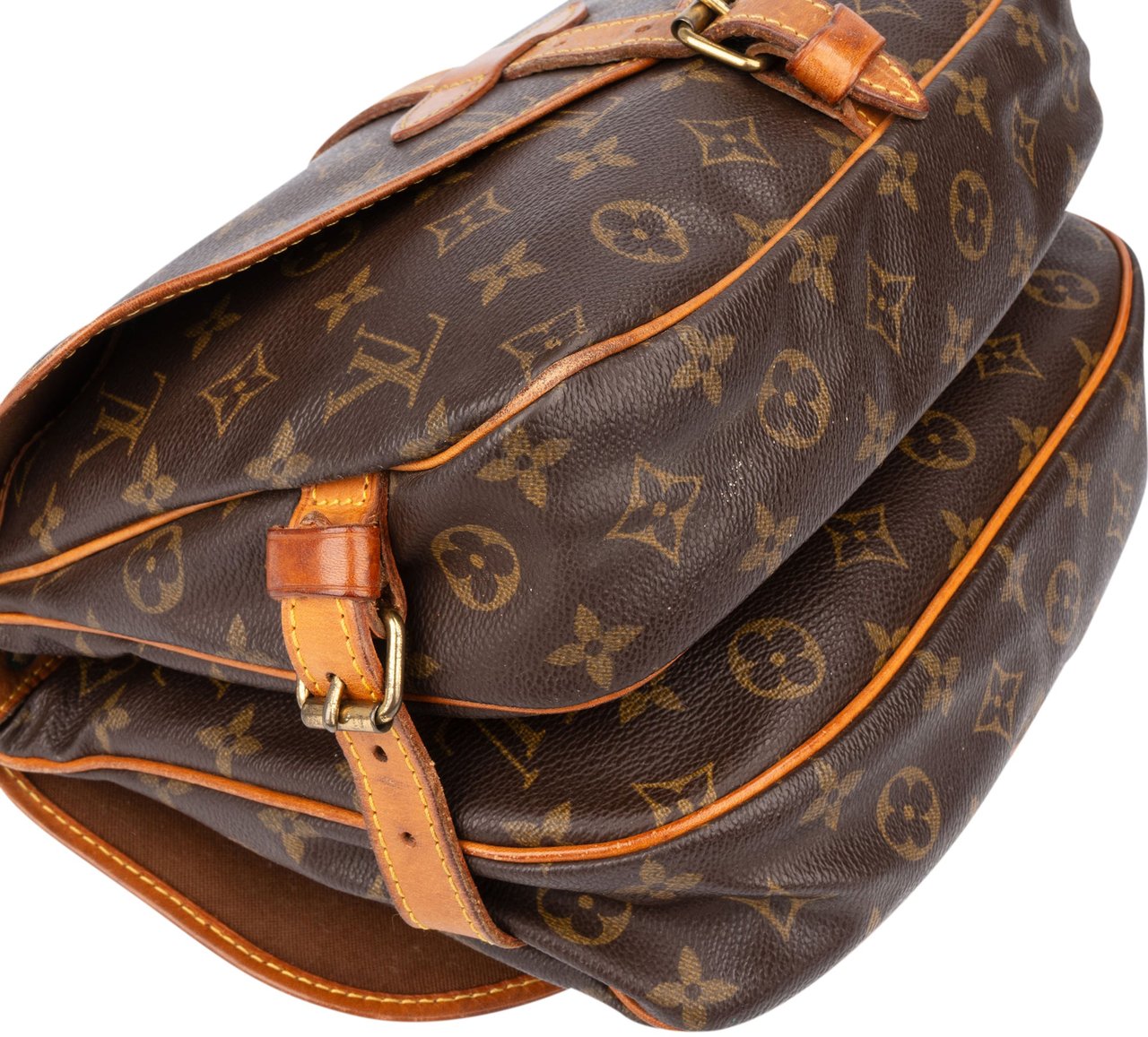 Louis Vuitton Louis Vuitton Canvas Monogram Saumur 30 Crossbody Bag Bruin