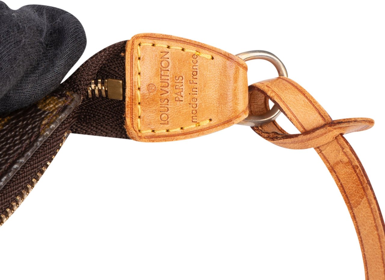 Louis Vuitton Louis Vuitton Canvas Monogram Pochette Accessoire Handbag Bruin