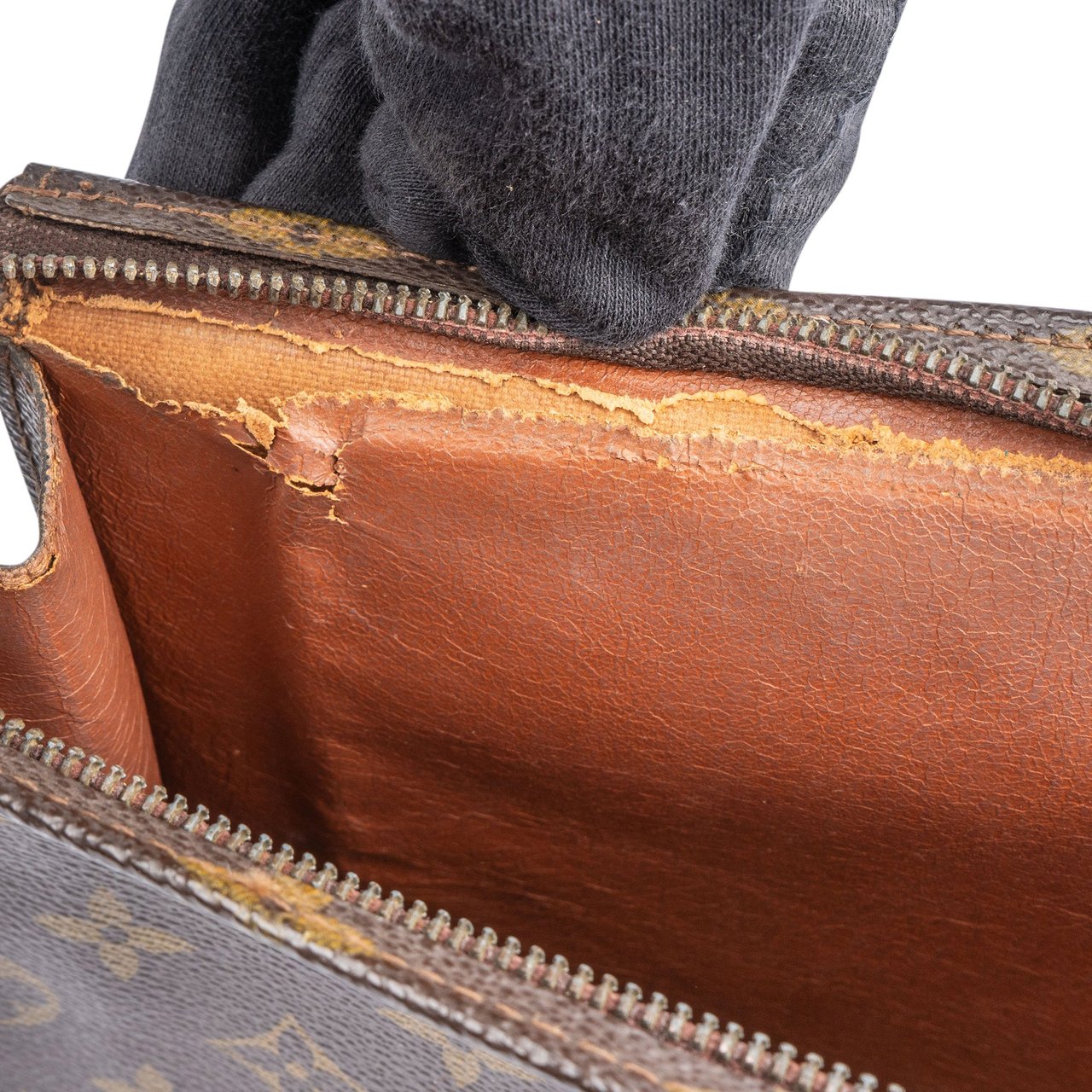 Louis Vuitton Louis Vuitton Canvas Monogram Poche Toilette 25 Clutch Bruin