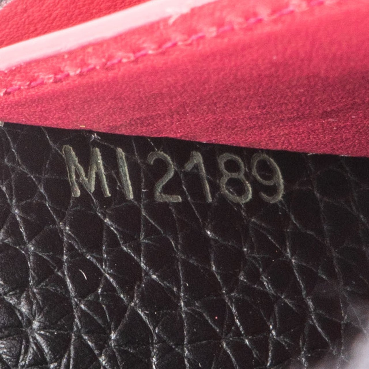 Louis Vuitton Louis Vuitton Taurillon Leather Capucines Wallet Zwart