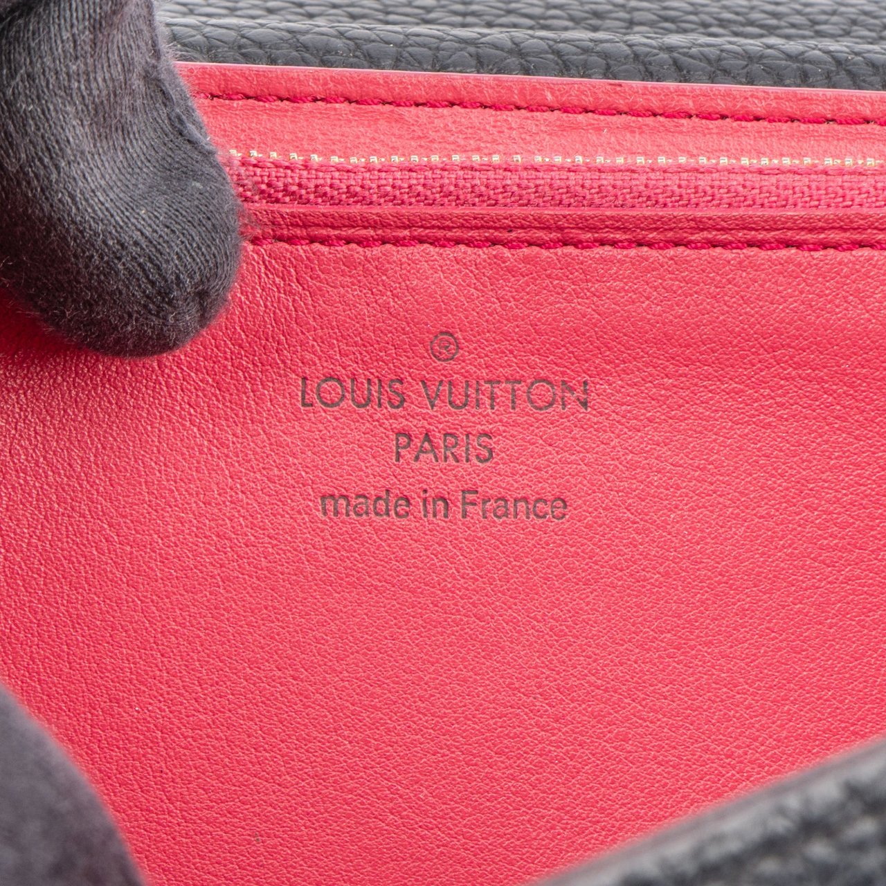 Louis Vuitton Louis Vuitton Taurillon Leather Capucines Wallet Zwart