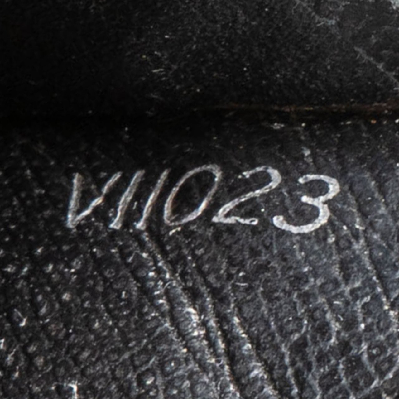 Louis Vuitton Louis Vuitton Noir Taiga Leather Portfolio Zwart