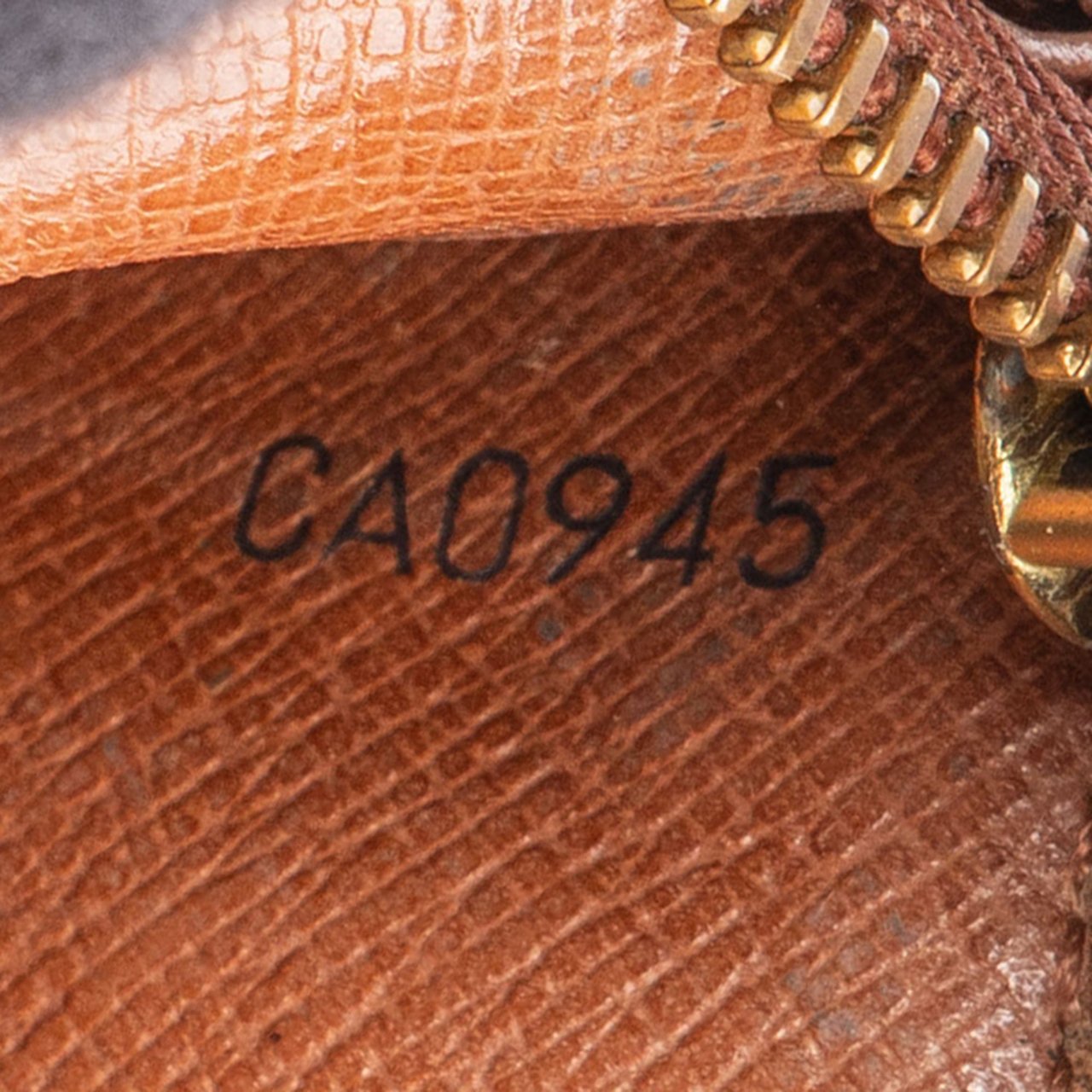 Louis Vuitton Louis Vuitton Canvas Monogram Sarah Wallet Divers