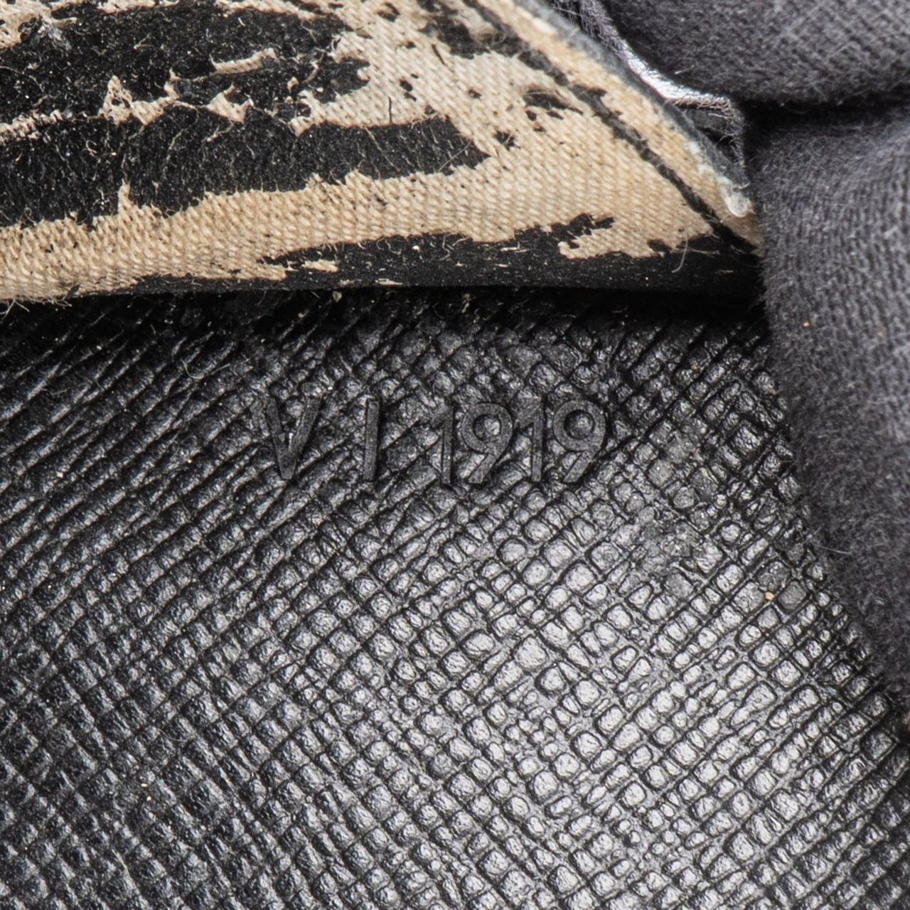 Louis Vuitton Louis Vuitton Noir Epi Leather Demi Lune Coin Wallet Zwart