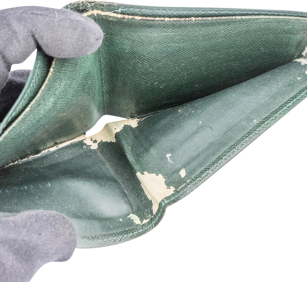 Louis Vuitton Louis Vuitton Green Taiga Leather Bifold Wallet Groen