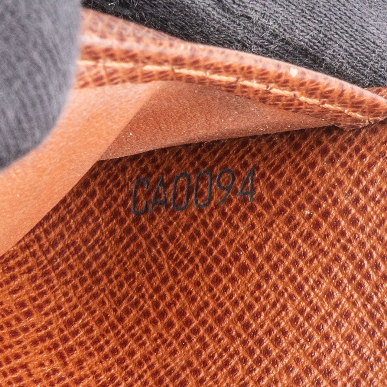 Louis Vuitton Louis Vuitton Canvas Monogram Clip Wallet Bruin