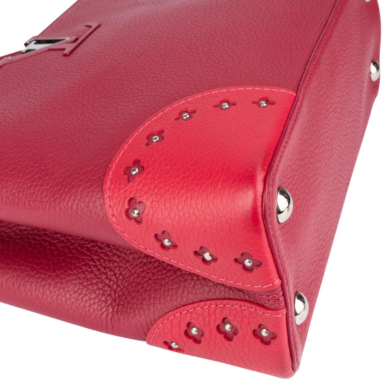 Louis Vuitton Louis Vuitton Taurillon Leather Capucines MM Handbag Rood