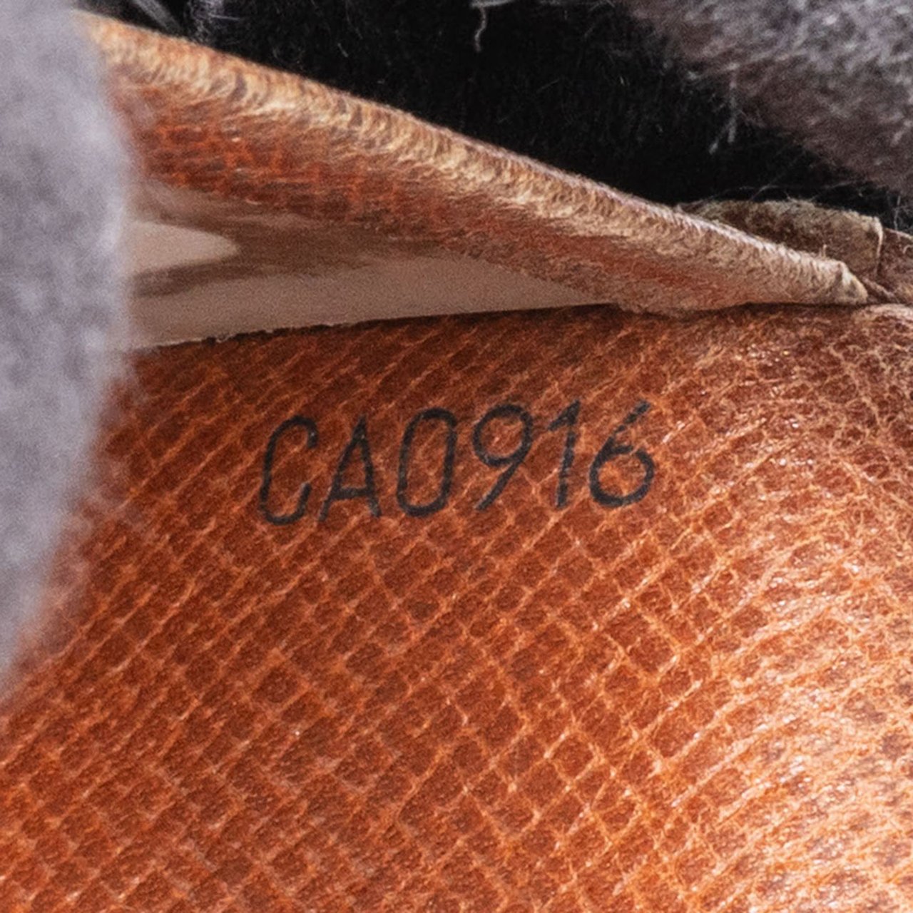 Louis Vuitton Louis Vuitton Canvas Monogram Keyholder Bruin